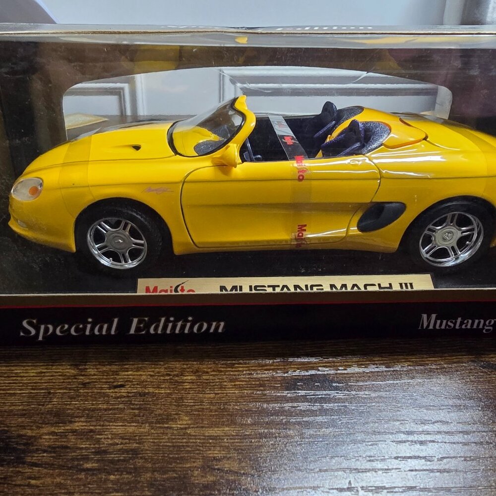 Maisto Mustang Mach III 1:18 Scale Yellow Special Edition Die-cast Model Car New